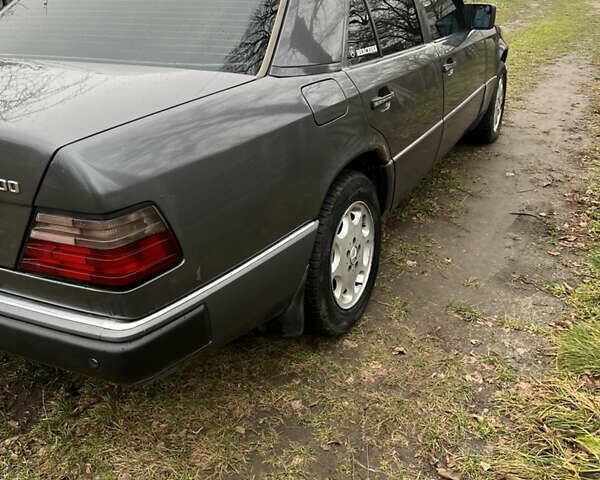 Сірий Мерседес Е-Клас, об'ємом двигуна 3 л та пробігом 443 тис. км за 2300 $, фото 4 на Automoto.ua