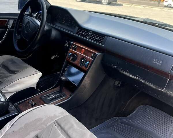 Сірий Мерседес Е-Клас, об'ємом двигуна 2.2 л та пробігом 460 тис. км за 2800 $, фото 28 на Automoto.ua