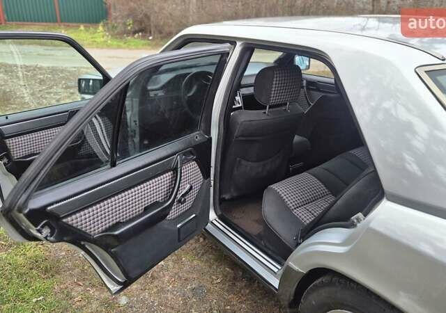 Сірий Мерседес Е-Клас, об'ємом двигуна 2 л та пробігом 547 тис. км за 2400 $, фото 13 на Automoto.ua