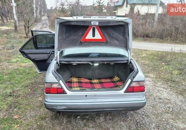 Сірий Мерседес Е-Клас, об'ємом двигуна 2 л та пробігом 547 тис. км за 2400 $, фото 14 на Automoto.ua