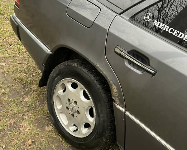 Сірий Мерседес Е-Клас, об'ємом двигуна 3 л та пробігом 443 тис. км за 2300 $, фото 6 на Automoto.ua