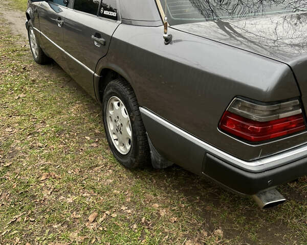 Сірий Мерседес Е-Клас, об'ємом двигуна 3 л та пробігом 443 тис. км за 2300 $, фото 3 на Automoto.ua