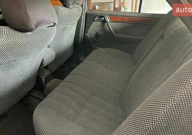 Сірий Мерседес Е-Клас, об'ємом двигуна 2 л та пробігом 431 тис. км за 3000 $, фото 7 на Automoto.ua