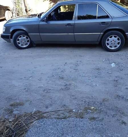 Сірий Мерседес Е-Клас, об'ємом двигуна 2 л та пробігом 431 тис. км за 3000 $, фото 2 на Automoto.ua