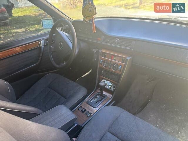 Мерседес Е-Клас 1994 у Сторожинце на Automoto.ua Сірий Мерседес Е-Клас, об'ємом двигуна 3.2 л та пробігом 480 тис. км за 1500 $, фото 5 на Automoto.ua