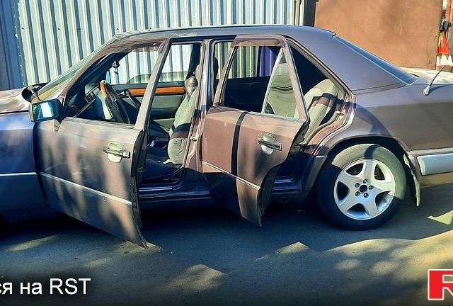 Сірий Мерседес Е-Клас, об'ємом двигуна 2.2 л та пробігом 560 тис. км за 4000 $, фото 2 на Automoto.ua