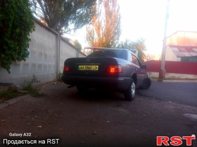 Серый Мерседес Е-Класс, объемом двигателя 2.2 л и пробегом 530 тыс. км за 1800 $, фото 1 на Automoto.ua