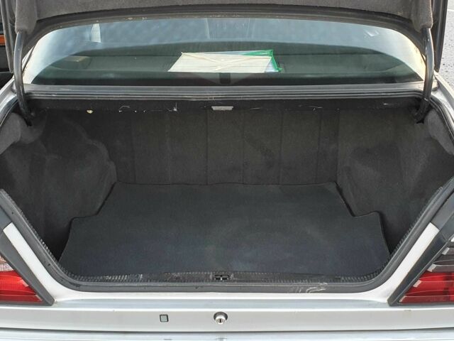 Сірий Мерседес Е-Клас, об'ємом двигуна 2 л та пробігом 400 тис. км за 3300 $, фото 4 на Automoto.ua