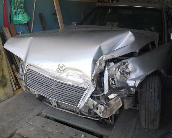 Сірий Мерседес Е-Клас, об'ємом двигуна 2 л та пробігом 435 тис. км за 1500 $, фото 1 на Automoto.ua