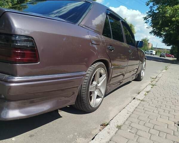Сірий Мерседес Е-Клас, об'ємом двигуна 2.2 л та пробігом 380 тис. км за 4500 $, фото 3 на Automoto.ua