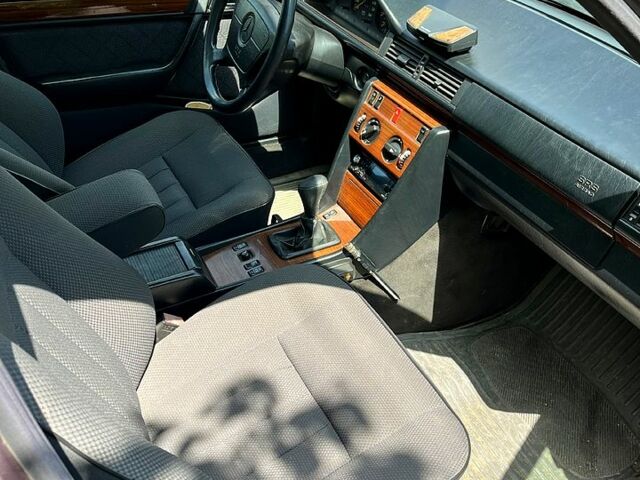 Серый Мерседес Е-Класс, объемом двигателя 2 л и пробегом 269 тыс. км за 3600 $, фото 4 на Automoto.ua