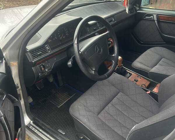 Сірий Мерседес Е-Клас, об'ємом двигуна 2.5 л та пробігом 450 тис. км за 3200 $, фото 4 на Automoto.ua