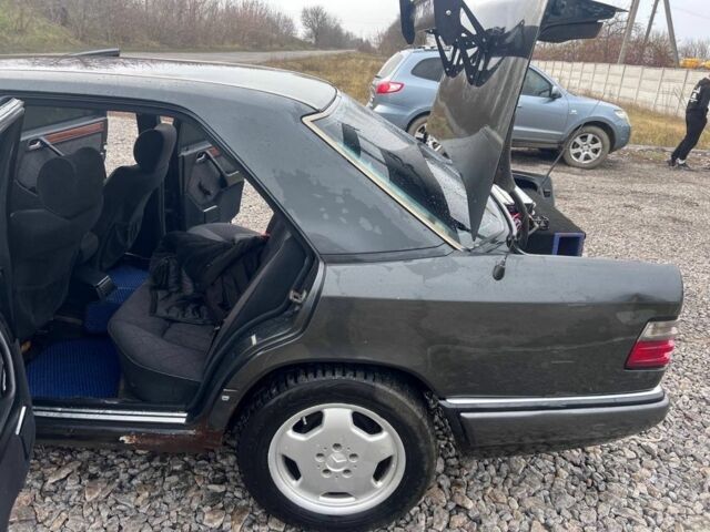 Сірий Мерседес Е-Клас, об'ємом двигуна 0 л та пробігом 353 тис. км за 3200 $, фото 12 на Automoto.ua
