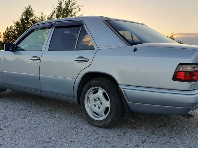 Сірий Мерседес Е-Клас, об'ємом двигуна 2 л та пробігом 400 тис. км за 3300 $, фото 6 на Automoto.ua