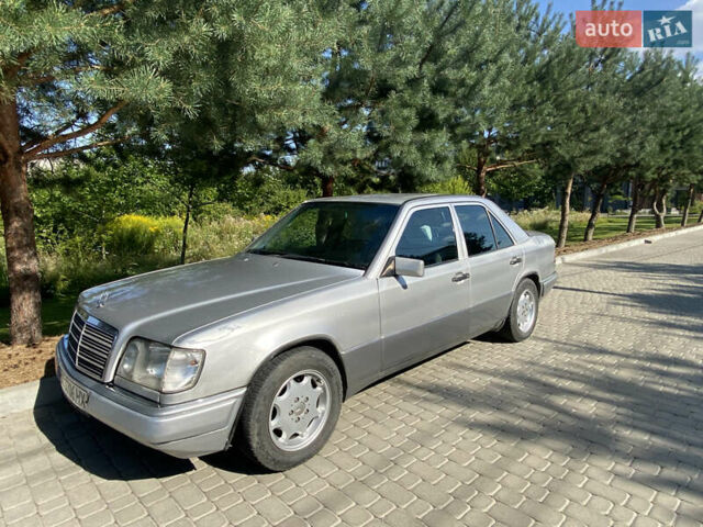 Серый Мерседес Е-Класс, объемом двигателя 2 л и пробегом 464 тыс. км за 5000 $, фото 2 на Automoto.ua