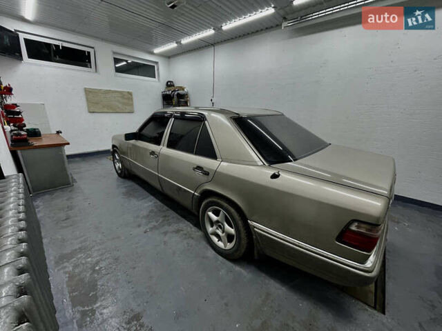 Серый Мерседес Е-Класс, объемом двигателя 2.2 л и пробегом 430 тыс. км за 3999 $, фото 2 на Automoto.ua