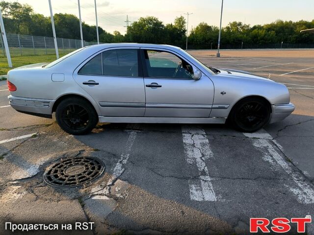 Серый Мерседес Е-Класс, объемом двигателя 2.2 л и пробегом 300 тыс. км за 2500 $, фото 3 на Automoto.ua