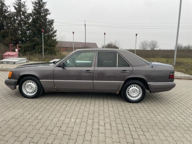 Серый Мерседес Е-Класс, объемом двигателя 2 л и пробегом 700 тыс. км за 1000 $, фото 2 на Automoto.ua