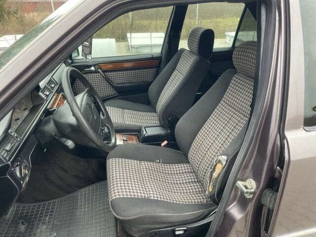 Серый Мерседес Е-Класс, объемом двигателя 2 л и пробегом 700 тыс. км за 1000 $, фото 11 на Automoto.ua