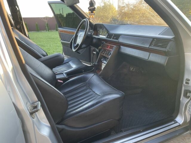 Серый Мерседес Е-Класс, объемом двигателя 2.5 л и пробегом 465 тыс. км за 3500 $, фото 13 на Automoto.ua