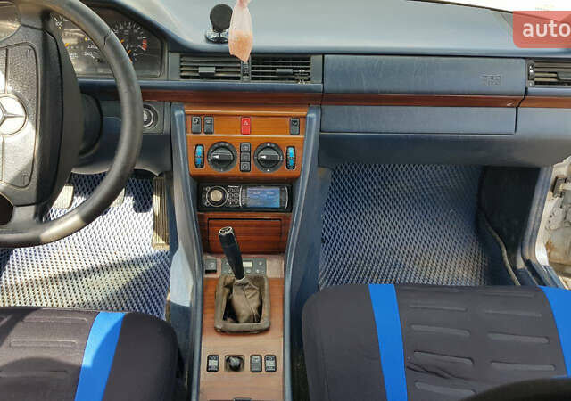Мерседес Е-Класс 1995 в Ананьеве на Automoto.ua Серый Мерседес Е-Класс, объемом двигателя 2.2 л и пробегом 400 тыс. км за 3250 $, фото 2 на Automoto.ua