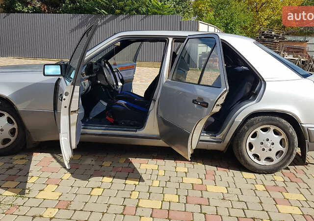 Мерседес Е-Класс 1995 в Ананьеве на Automoto.ua Серый Мерседес Е-Класс, объемом двигателя 2.2 л и пробегом 400 тыс. км за 3250 $, фото 1 на Automoto.ua