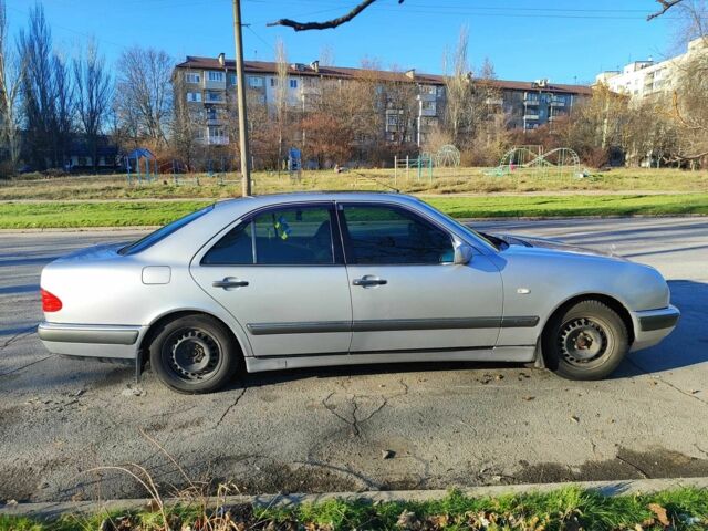 Серый Мерседес Е-Класс, объемом двигателя 2 л и пробегом 440 тыс. км за 3300 $, фото 2 на Automoto.ua