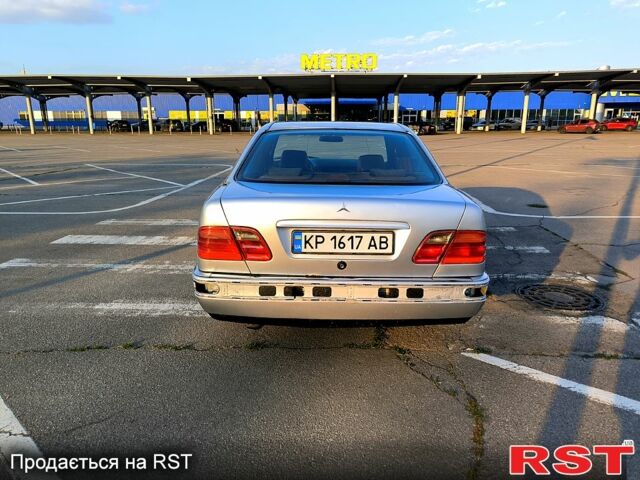 Серый Мерседес Е-Класс, объемом двигателя 2.2 л и пробегом 300 тыс. км за 2500 $, фото 5 на Automoto.ua