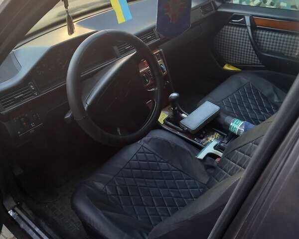 Мерседес Е-Класс 1995 в Хмельницком на Automoto.ua Серый Мерседес Е-Класс, объемом двигателя 2.5 л и пробегом 380 тыс. км за 5500 $, фото 3 на Automoto.ua