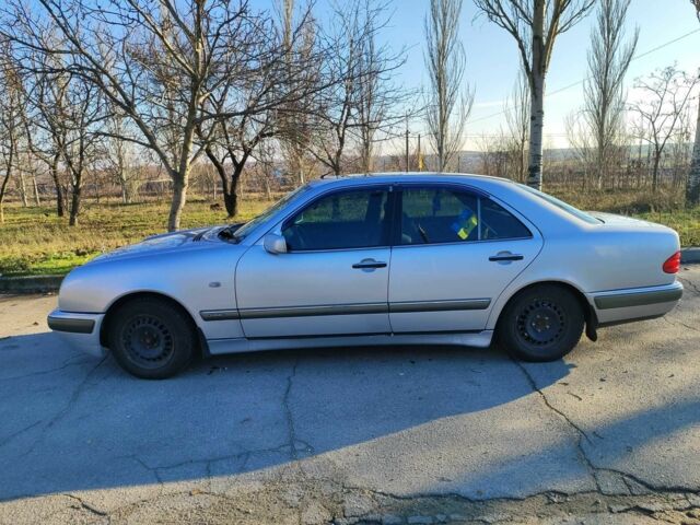 Серый Мерседес Е-Класс, объемом двигателя 2 л и пробегом 440 тыс. км за 3300 $, фото 1 на Automoto.ua