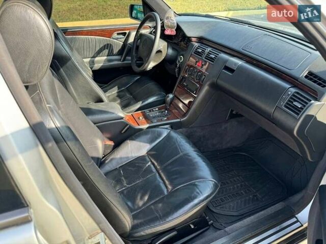Мерседес Е-Класс 1995 в Белгород-Днестровском на Automoto.ua Серый Мерседес Е-Класс, объемом двигателя 3.2 л и пробегом 430 тыс. км за 4200 $, фото 1 на Automoto.ua