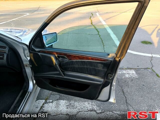 Серый Мерседес Е-Класс, объемом двигателя 2.2 л и пробегом 300 тыс. км за 2500 $, фото 11 на Automoto.ua