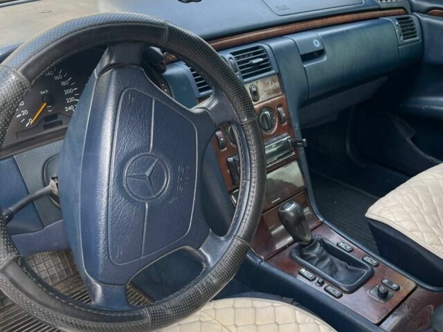 Сірий Мерседес Е-Клас, об'ємом двигуна 2 л та пробігом 400 тис. км за 1000 $, фото 6 на Automoto.ua