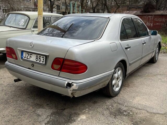 Сірий Мерседес Е-Клас, об'ємом двигуна 2 л та пробігом 400 тис. км за 1000 $, фото 1 на Automoto.ua