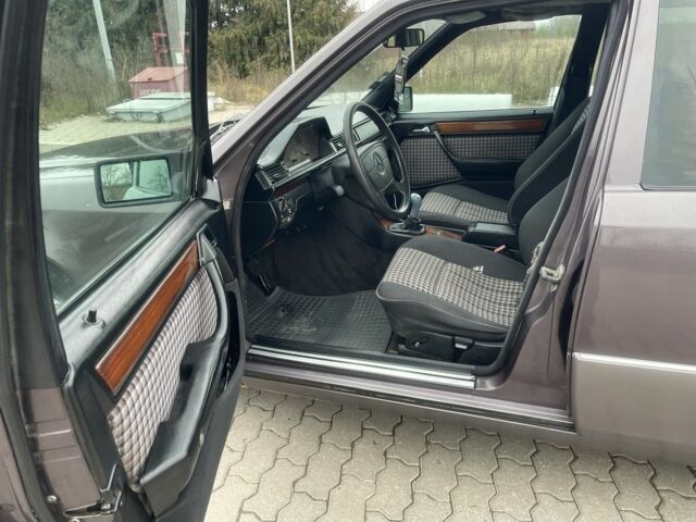 Серый Мерседес Е-Класс, объемом двигателя 2 л и пробегом 700 тыс. км за 1000 $, фото 10 на Automoto.ua