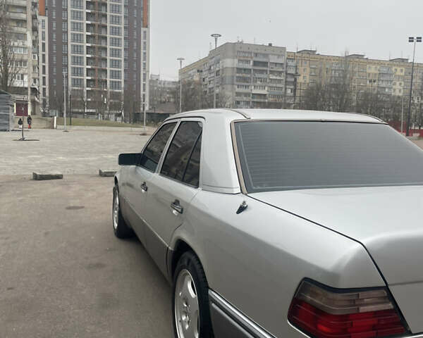 Серый Мерседес Е-Класс, объемом двигателя 2.2 л и пробегом 450 тыс. км за 4900 $, фото 7 на Automoto.ua