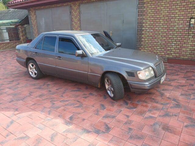 Серый Мерседес Е-Класс, объемом двигателя 3 л и пробегом 460 тыс. км за 3500 $, фото 1 на Automoto.ua