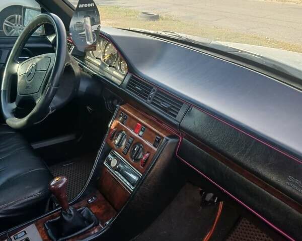 Сірий Мерседес Е-Клас, об'ємом двигуна 2 л та пробігом 460 тис. км за 3300 $, фото 1 на Automoto.ua