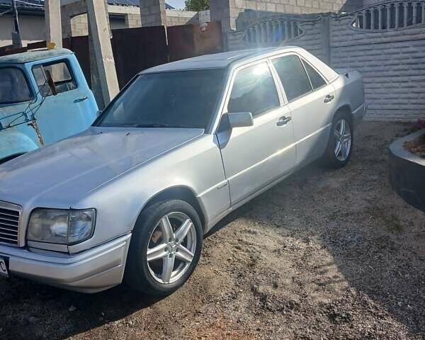 Сірий Мерседес Е-Клас, об'ємом двигуна 2 л та пробігом 460 тис. км за 3300 $, фото 4 на Automoto.ua