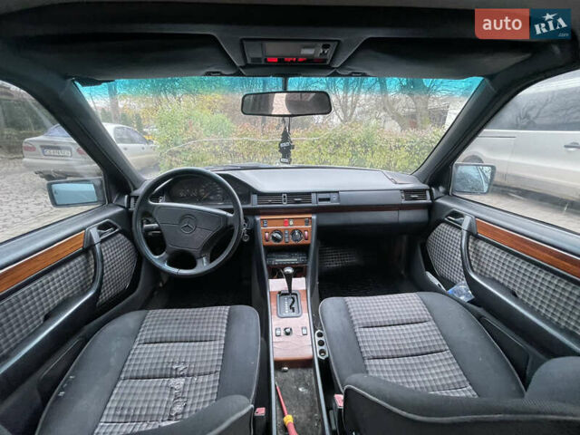 Серый Мерседес Е-Класс, объемом двигателя 3 л и пробегом 400 тыс. км за 3000 $, фото 12 на Automoto.ua