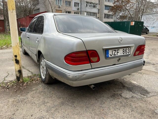 Сірий Мерседес Е-Клас, об'ємом двигуна 2 л та пробігом 400 тис. км за 1000 $, фото 2 на Automoto.ua