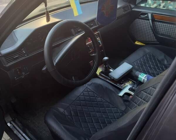 Мерседес Е-Класс 1995 в Хмельницком на Automoto.ua Серый Мерседес Е-Класс, объемом двигателя 2.5 л и пробегом 380 тыс. км за 5500 $, фото 2 на Automoto.ua