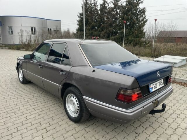 Серый Мерседес Е-Класс, объемом двигателя 2 л и пробегом 700 тыс. км за 1000 $, фото 4 на Automoto.ua