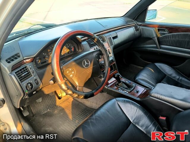 Серый Мерседес Е-Класс, объемом двигателя 2.2 л и пробегом 300 тыс. км за 2500 $, фото 8 на Automoto.ua