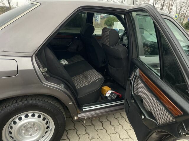 Серый Мерседес Е-Класс, объемом двигателя 2 л и пробегом 700 тыс. км за 1000 $, фото 15 на Automoto.ua