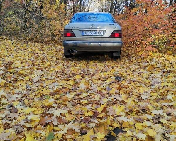 Серый Мерседес Е-Класс, объемом двигателя 2.2 л и пробегом 275 тыс. км за 3100 $, фото 2 на Automoto.ua