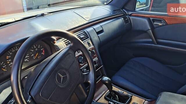 Сірий Мерседес Е-Клас, об'ємом двигуна 2.16 л та пробігом 423 тис. км за 3250 $, фото 10 на Automoto.ua