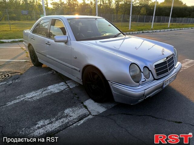 Серый Мерседес Е-Класс, объемом двигателя 2.2 л и пробегом 300 тыс. км за 2500 $, фото 2 на Automoto.ua