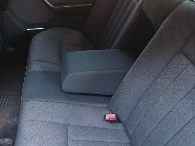 Серый Мерседес Е-Класс, объемом двигателя 3 л и пробегом 460 тыс. км за 3500 $, фото 3 на Automoto.ua