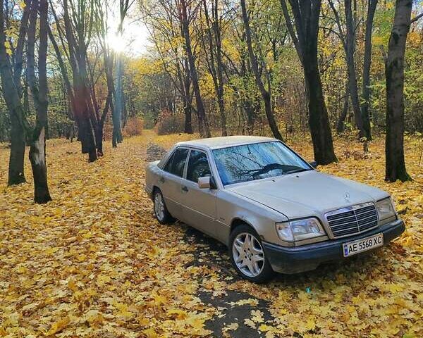 Серый Мерседес Е-Класс, объемом двигателя 2.2 л и пробегом 275 тыс. км за 3100 $, фото 3 на Automoto.ua